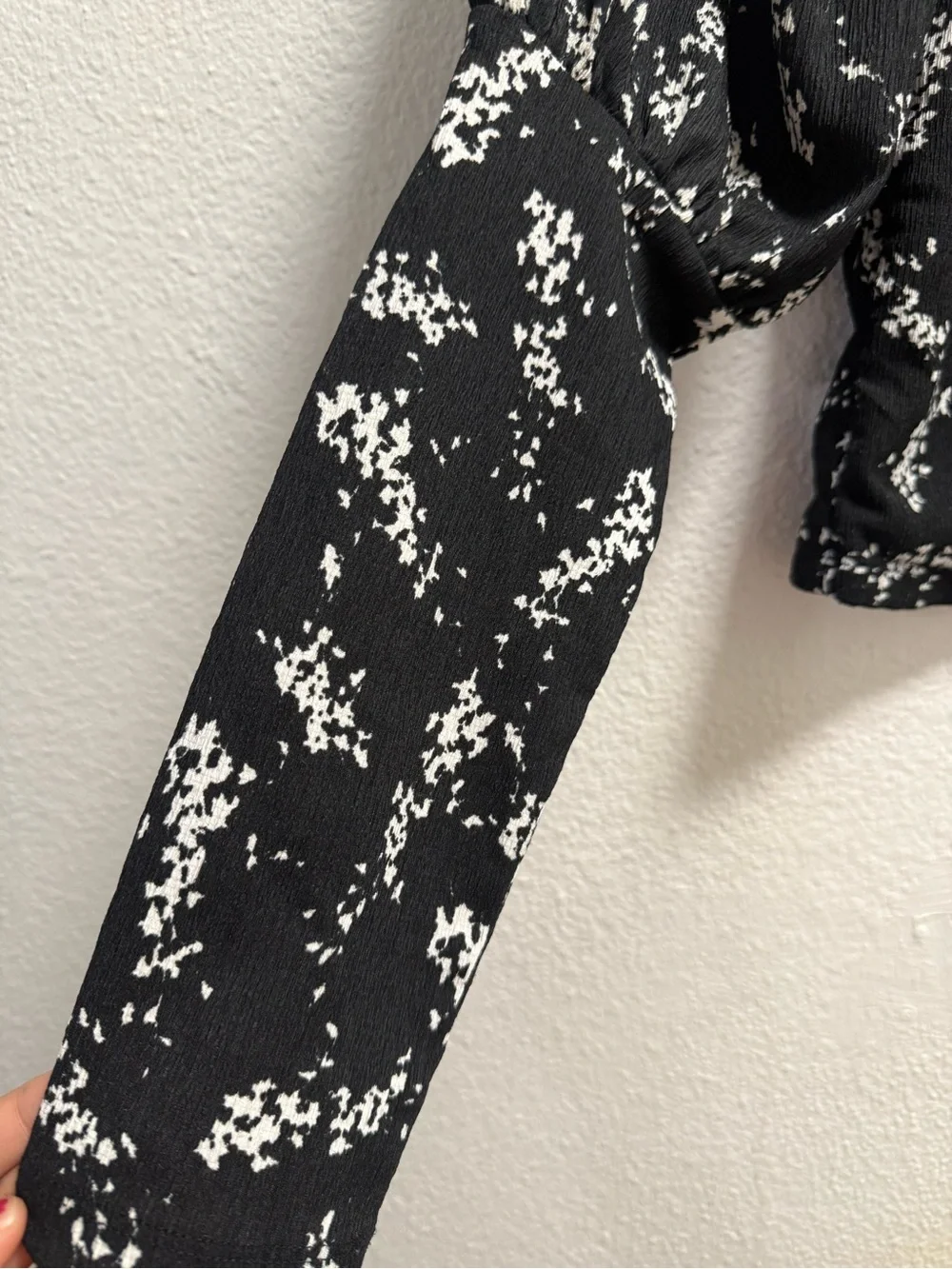 Anthropologie cropped blouse size S siBlack and White Floral Puff-Sleeve